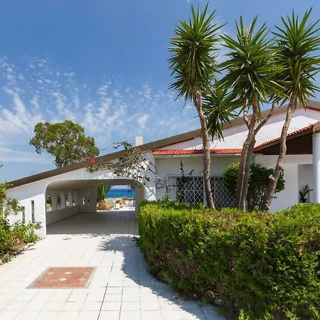 Beach House By The Sea Γεννάδι